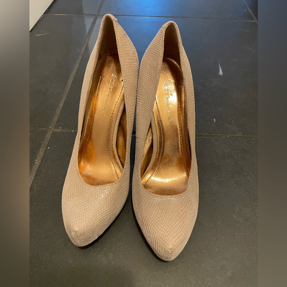 Excellent condition 7 bcbg neutral nude tan animal snakeskin print heels w/ plat